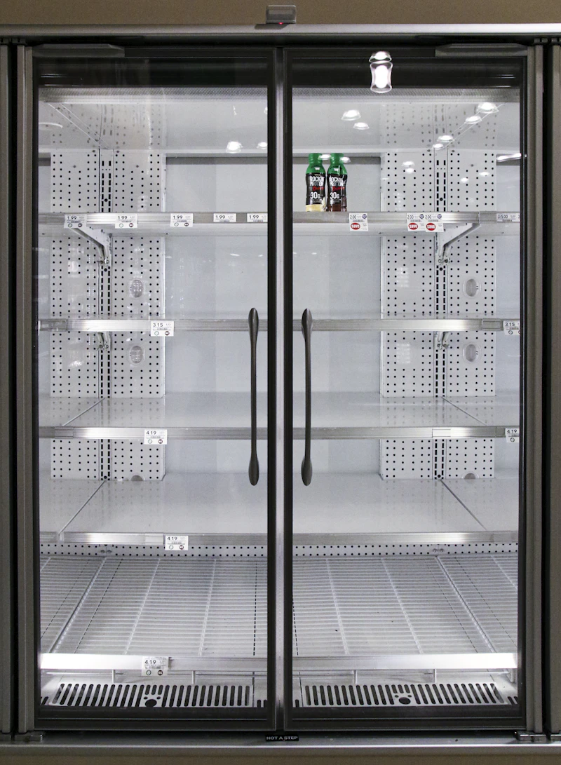 Ren mikrovågsugn öppen med citronskiva i vattenglas