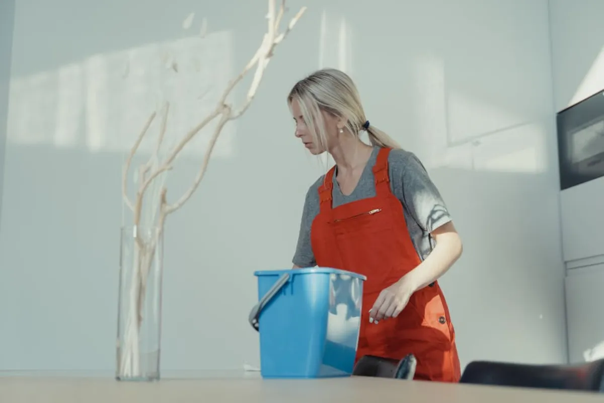 Glasflaskor med hemmagjorda rengöringsmedel märkta med innehåll