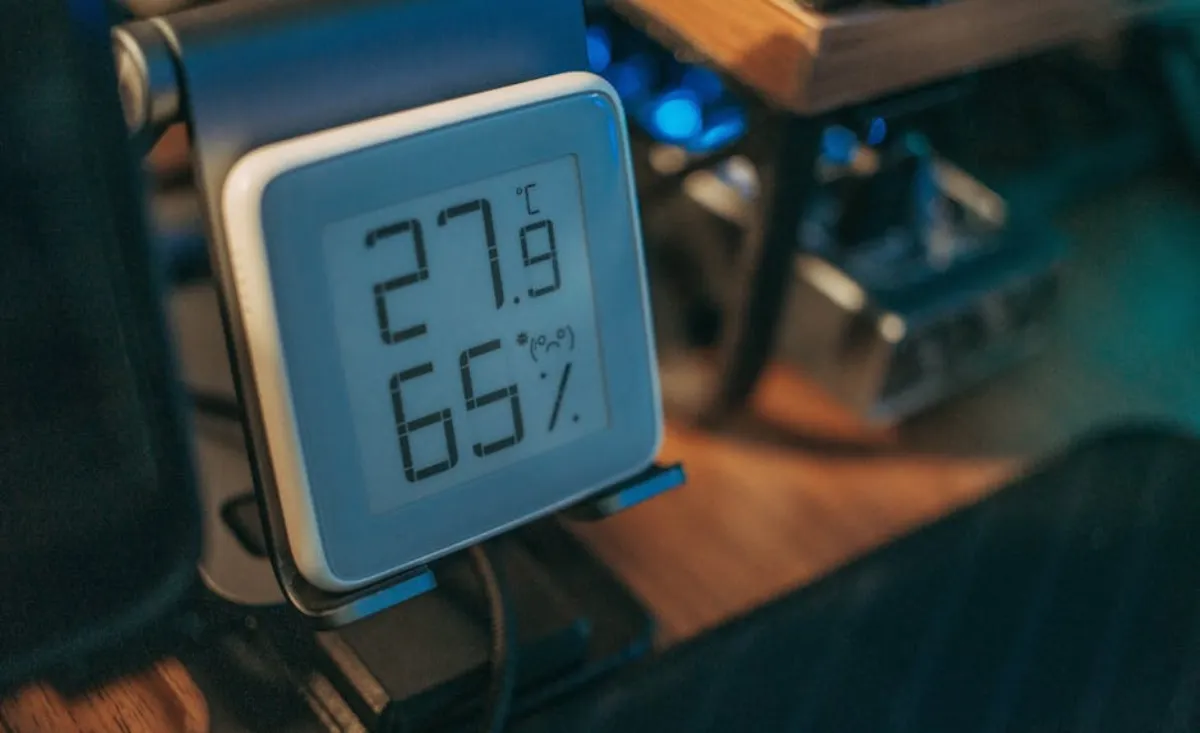 Digital hygrometer som visar luftfuktighet och temperatur i ett hem